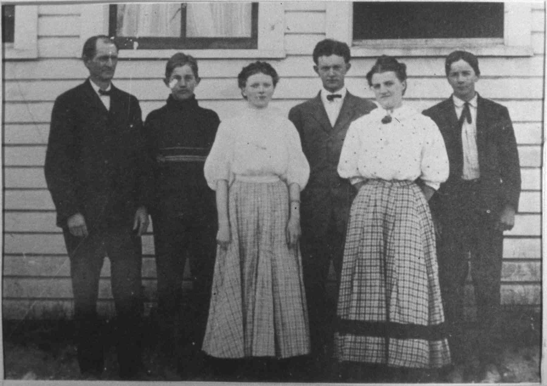 Henry Simonds in 1907 with students